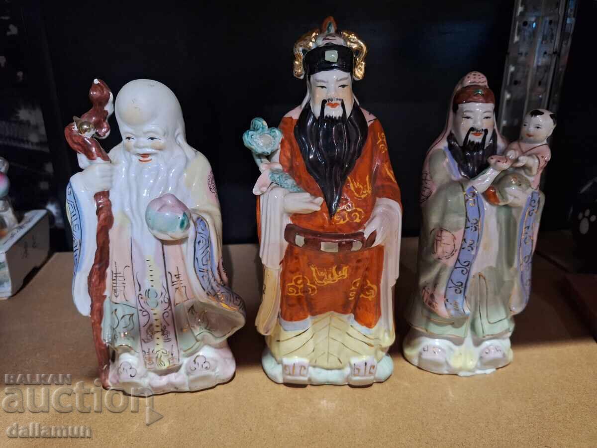 Un set de figurine de porțelan ale zeilor chinezi cu preț € 24.00 | 46.94 BGN Un set de figurine de porțelan ale zeilor chinezi cu preț € 24.00 | 46.94 BGN