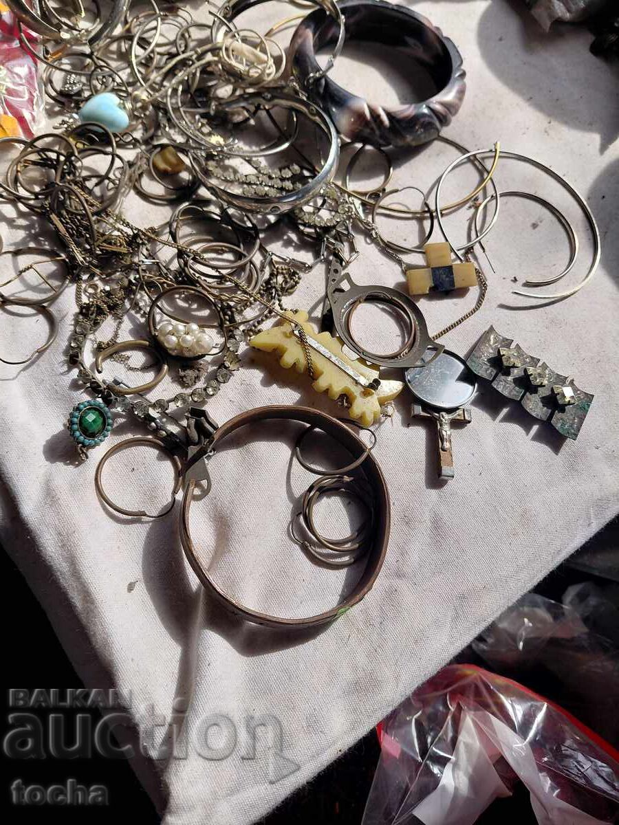 Bijuterii vechi, întregi și piese, lot treisprezece cu preț € 0.01 | 0.02 BGN Bijuterii vechi, întregi și piese, lot treisprezece cu preț € 0.01 | 0.02 BGN