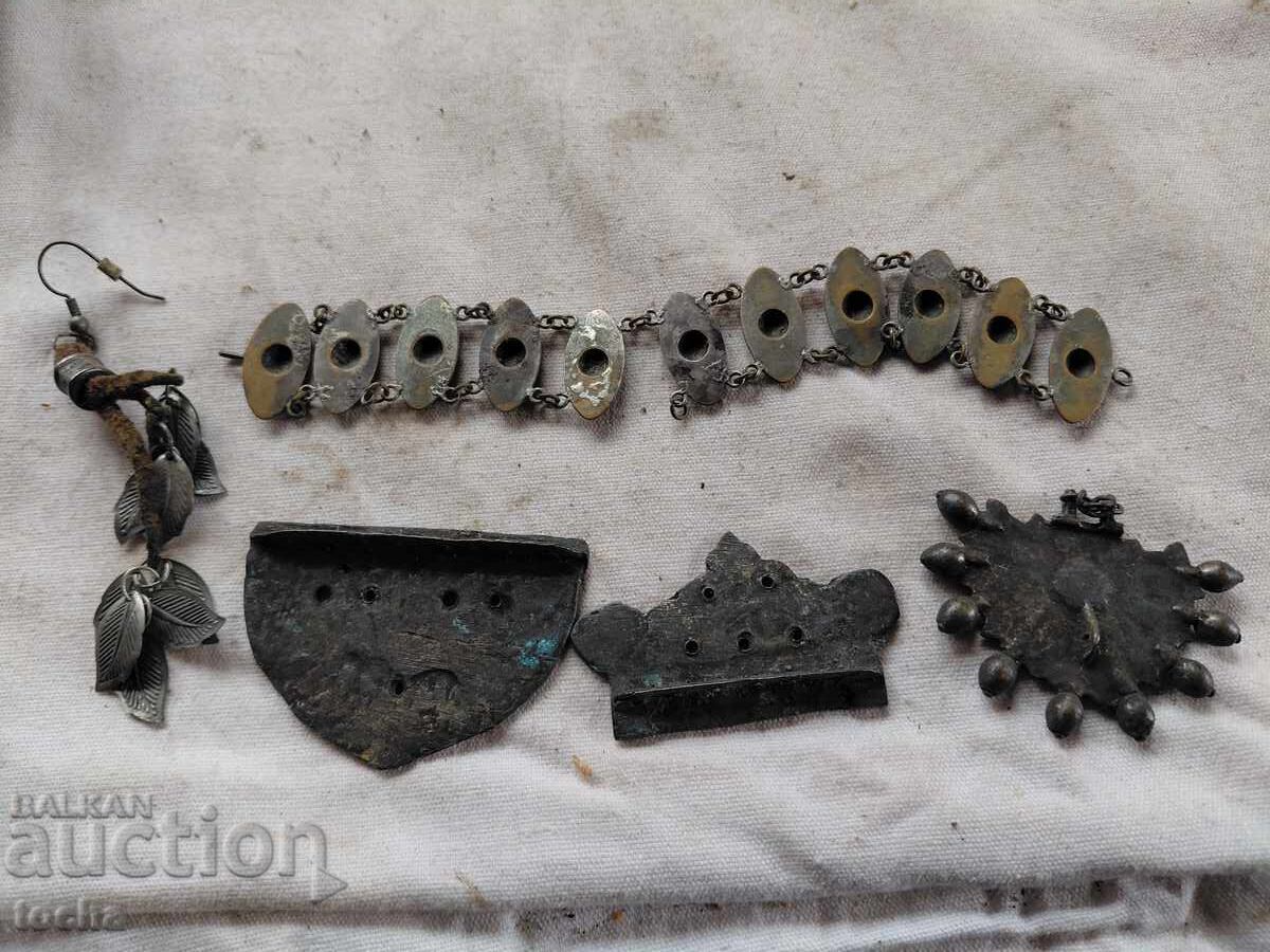 Auction  Old jewelry, ornaments for traditional costume