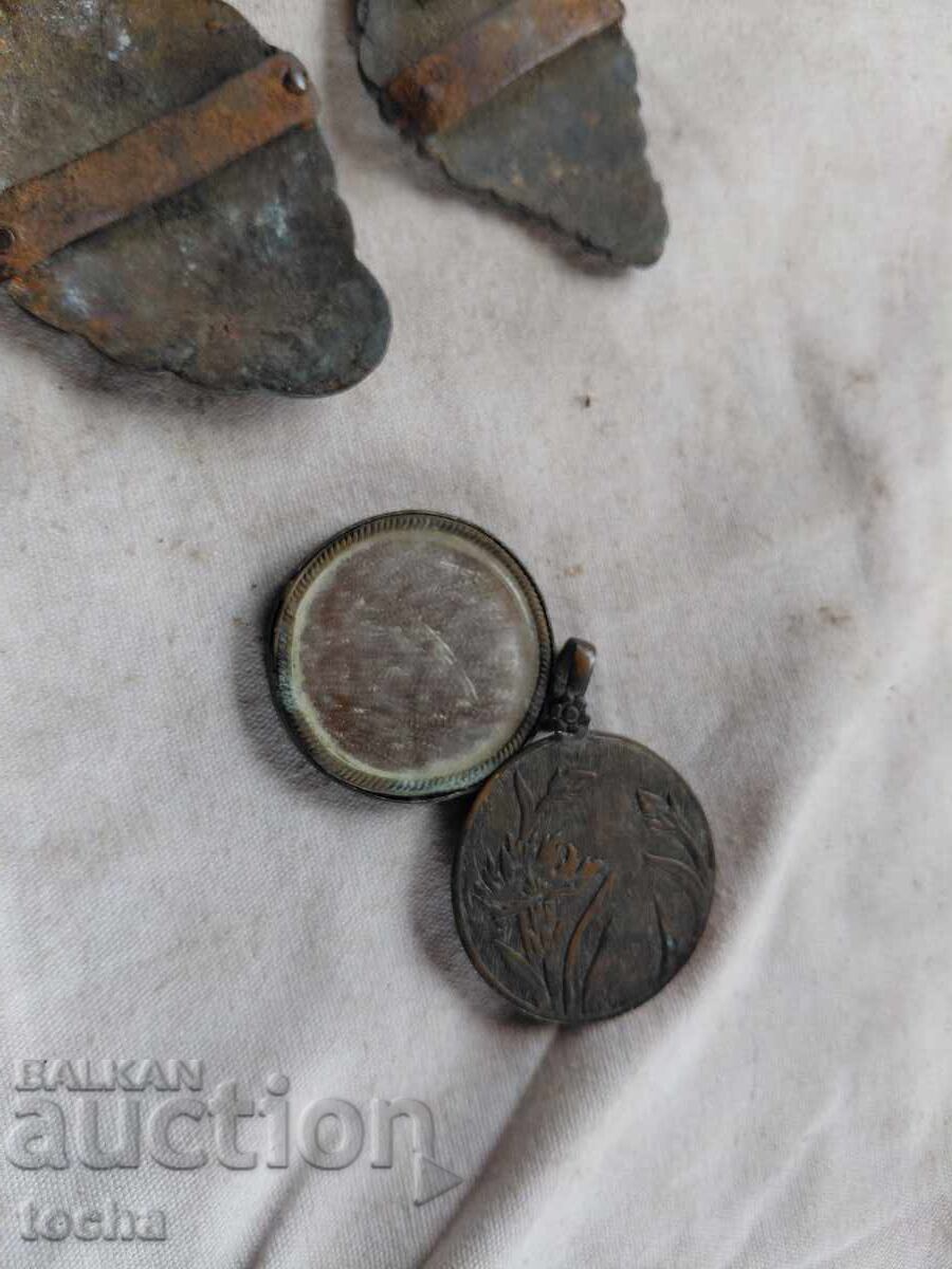 Livrarea bijuterii vechi, podoabe pentru costum național, curele cu catarame, lot două