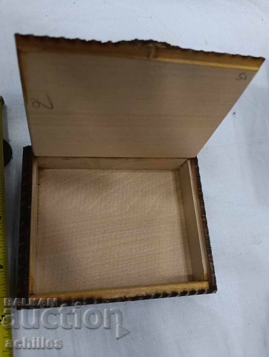 Пирографирана дървена кутия табакера с цена € 10.00 | 19.56 лв.