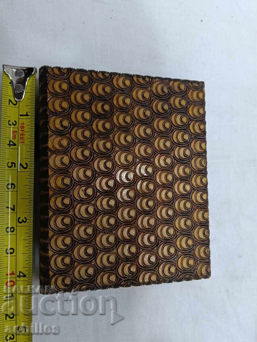 Аукцион Пирографирана дървена кутия табакера