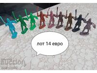 Figurine vechi de soldați de jucărie