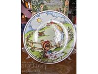 Чиния за стена