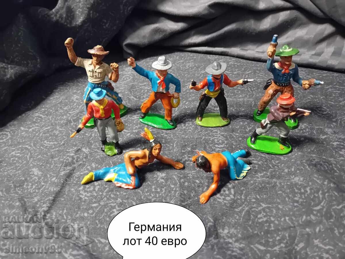 Figurine vechi de soldați de jucărie