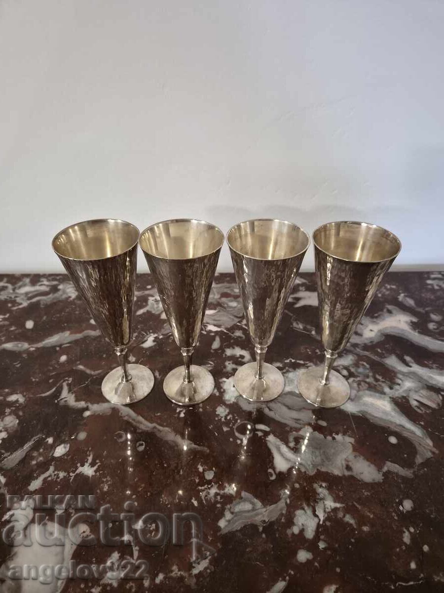 Cupa de vin metalice placate cu argint!!! cu preț € 0.01 | 0.02 BGN Cupa de vin metalice placate cu argint!!! cu preț € 0.01 | 0.02 BGN