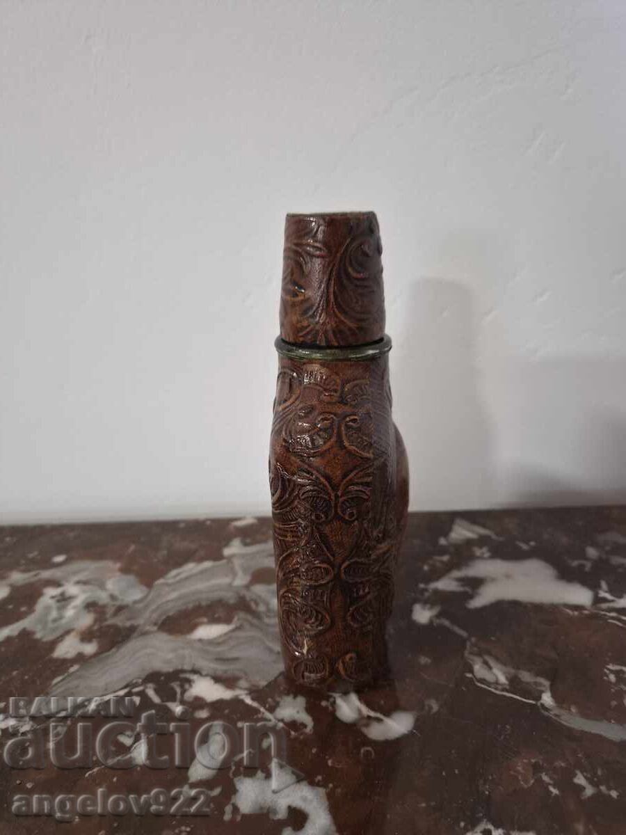 Γυάλινο μπουκάλι με επένδυση από ανάγλυφο δέρμα με τιμή € 0.01 | 0.02 BGN