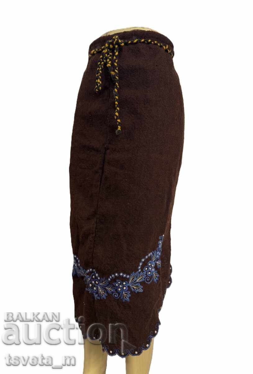 Vŭlnena damska prestilka s broderiya narodna nosiya με τιμή € 5.00 | 9.78 BGN Vŭlnena damska prestilka s broderiya narodna nosiya με τιμή € 5.00 | 9.78 BGN