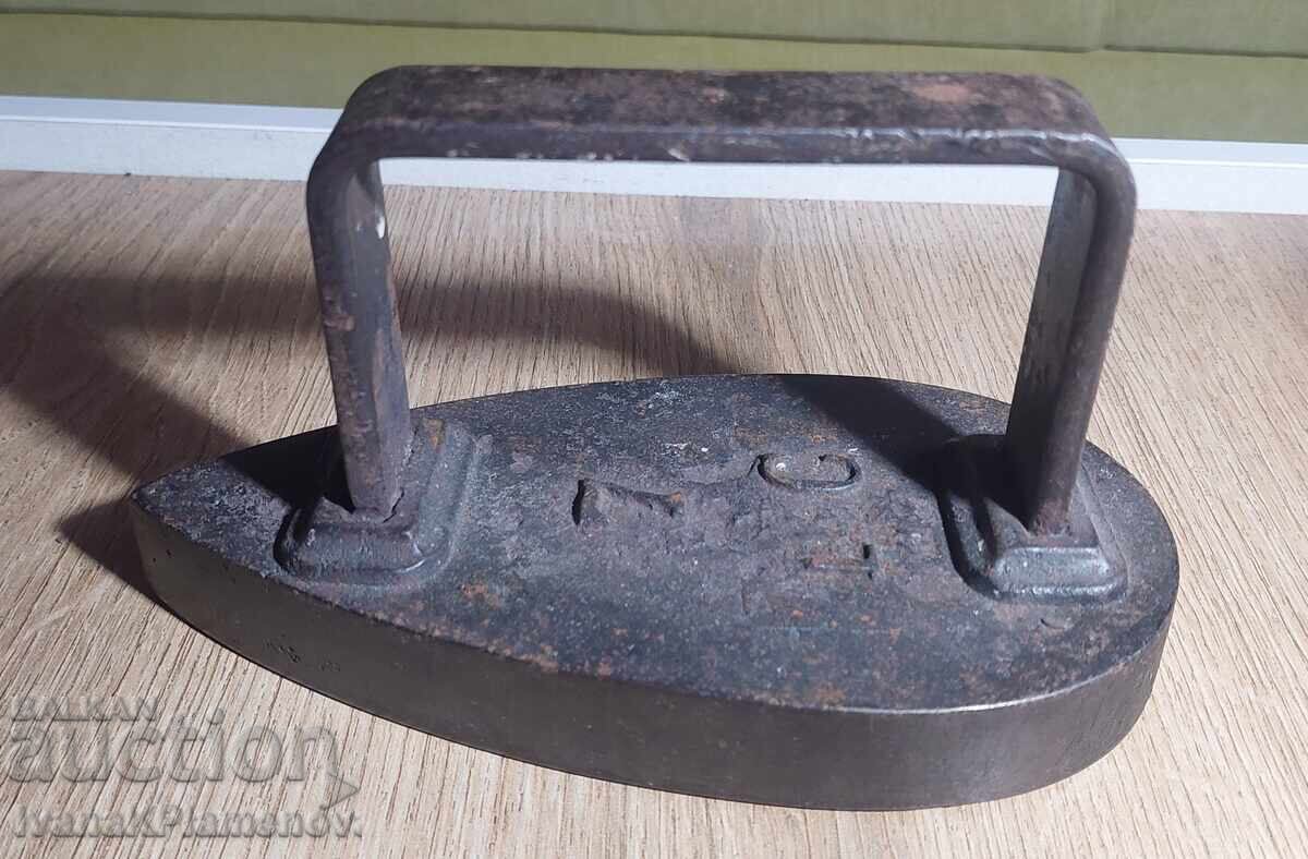 Livrarea Fier de călcat retro pentru colecționari Livrarea Fier de călcat retro pentru colecționari