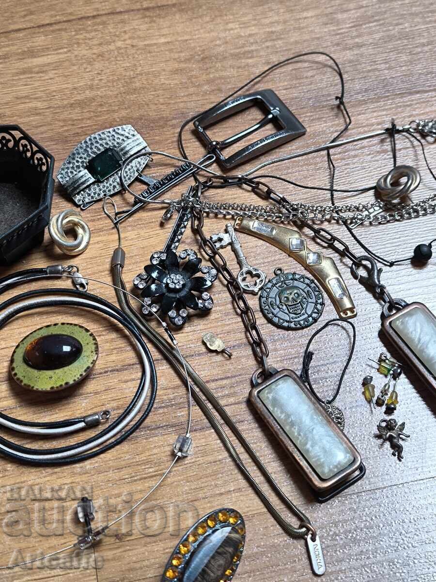 Auction  Lot of vintage jewelry and accessories - retro collection