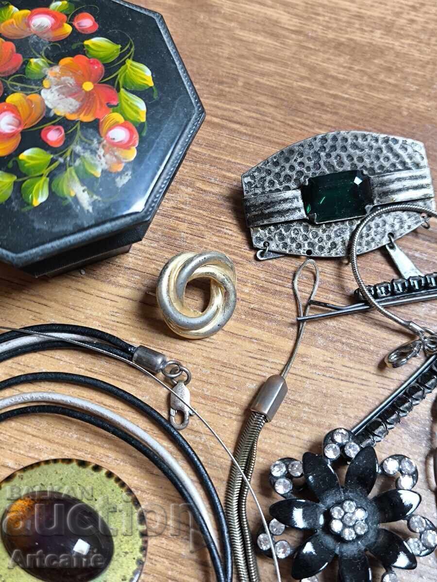 Delivery of Lot of vintage jewelry and accessories - retro collection