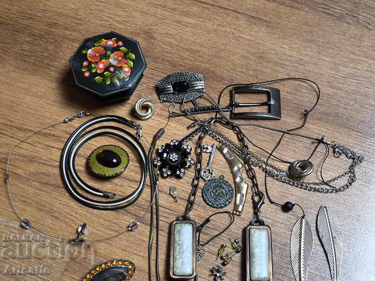 Lot of vintage jewelry and accessories - retro collection Lot of vintage jewelry and accessories - retro collection