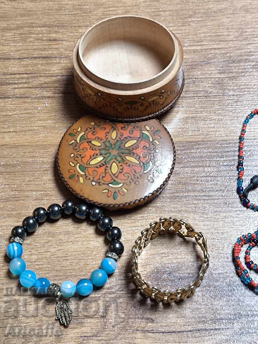 Cutie vintage din lemn decorată manual și bijuterii cu preț € 33.00 | 64.54 BGN