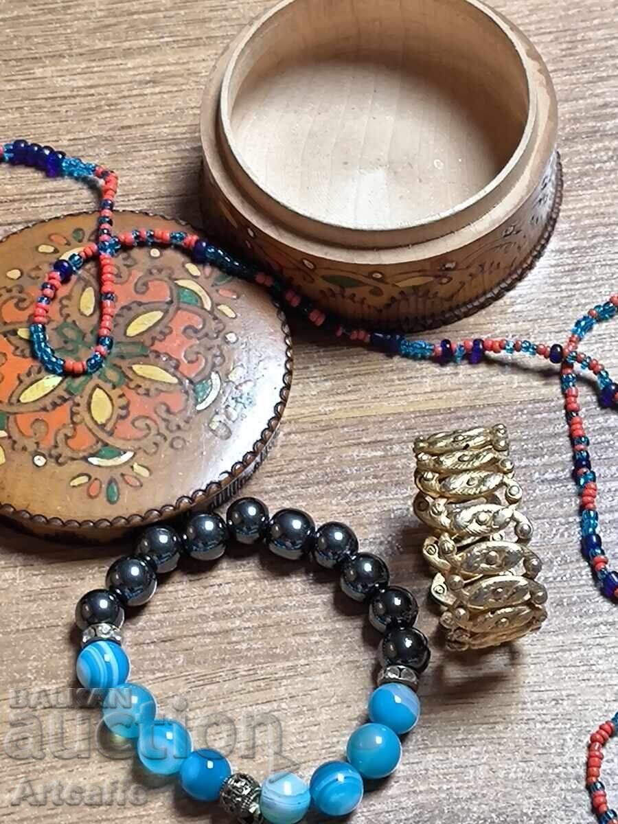 Cutie vintage din lemn decorată manual și bijuterii - 5