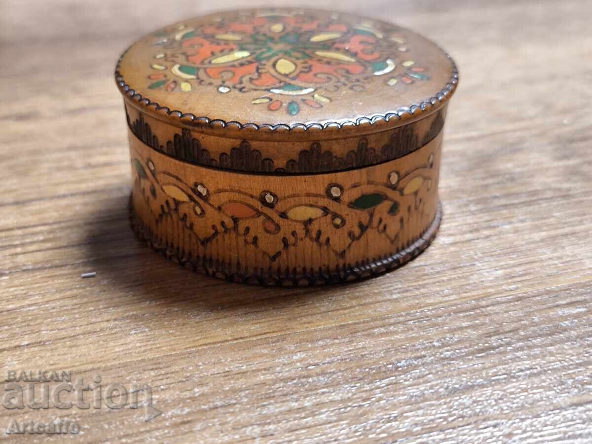 Cutie vintage din lemn decorată manual și bijuterii - 6