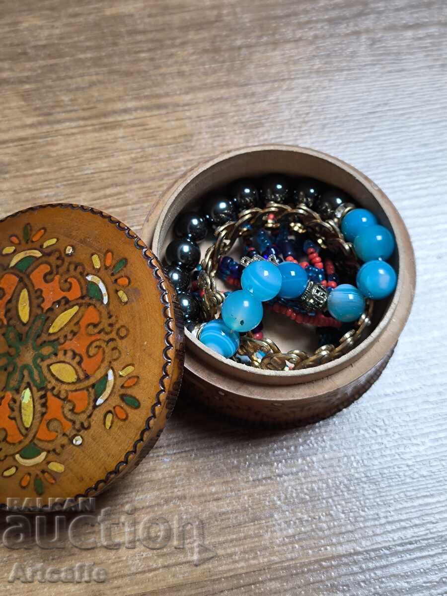 Cutie vintage din lemn decorată manual și bijuterii