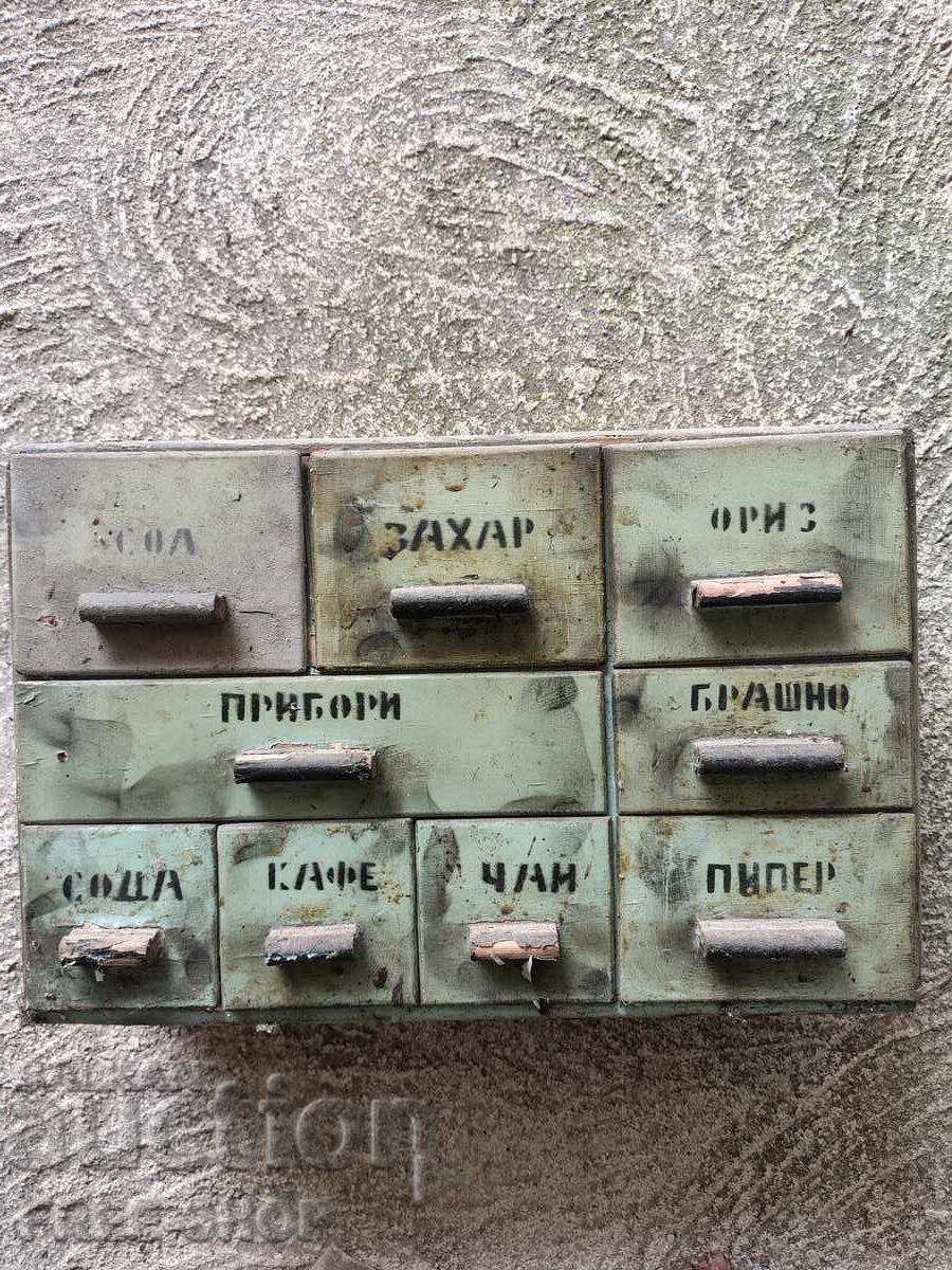 Παλιό ντουλάπι μπαχαρικών
