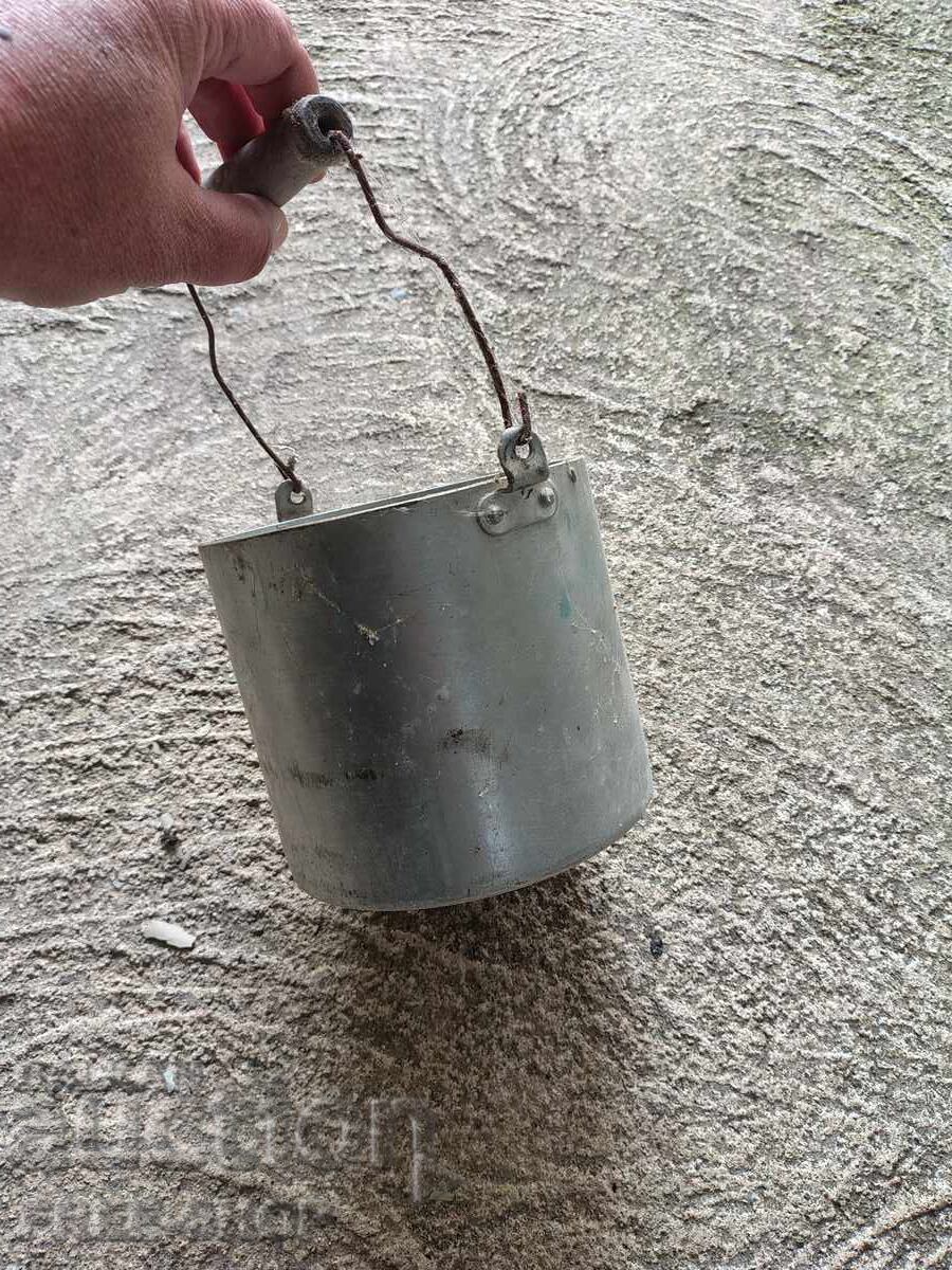 Vase vechi din aluminiu pentru lapte - 5 Vase vechi din aluminiu pentru lapte - 5