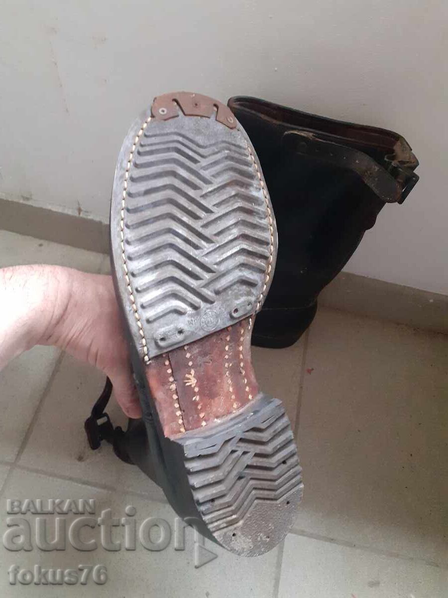 Παράδοση Παλιά γερμανικά στρατιωτικά δερμάτινα αρβύλες στολή Γερμανία