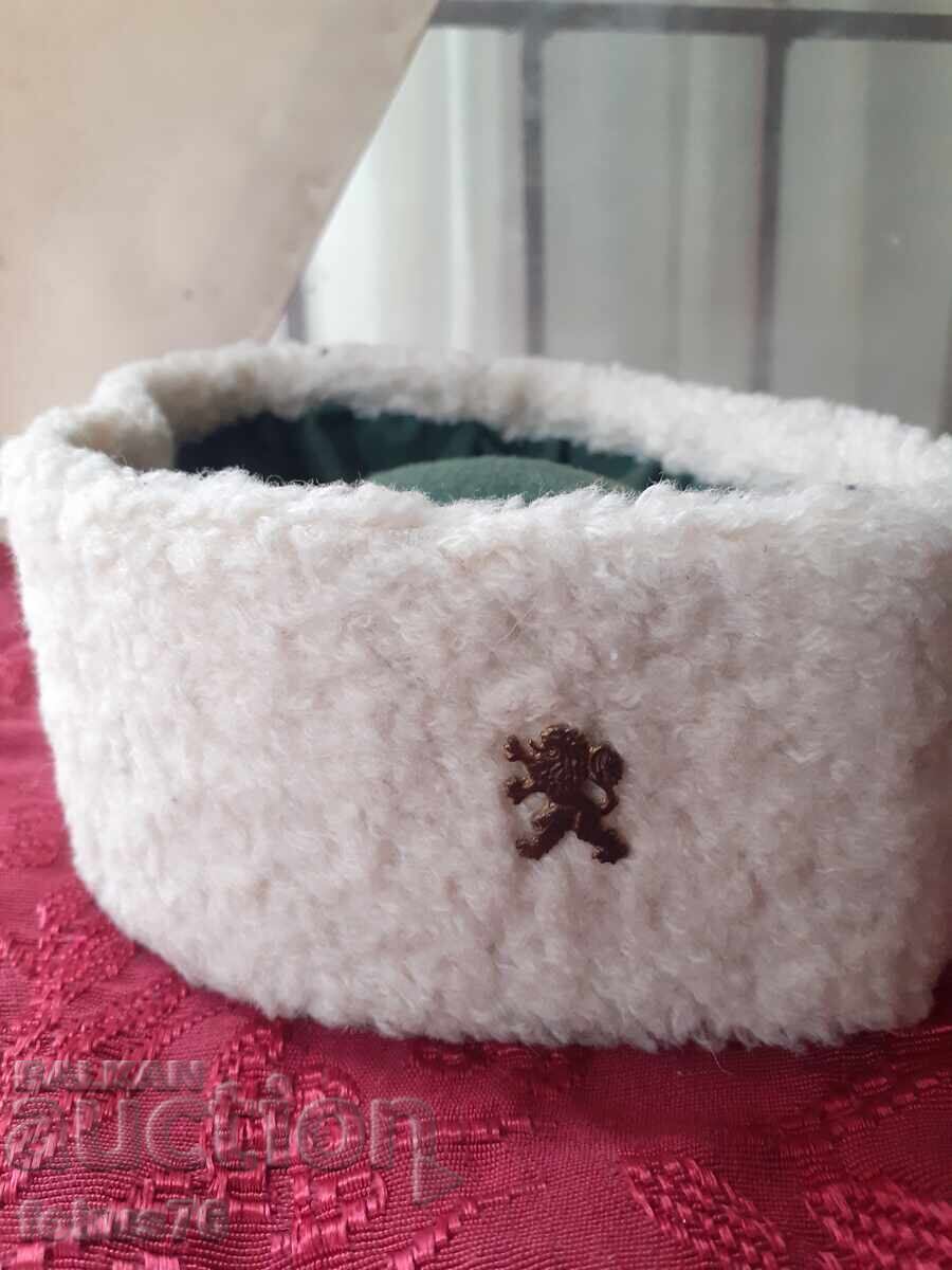 Căciulă, șapcă, pălărie cu cocardă cu preț € 14.00 | 27.38 BGN Căciulă, șapcă, pălărie cu cocardă cu preț € 14.00 | 27.38 BGN