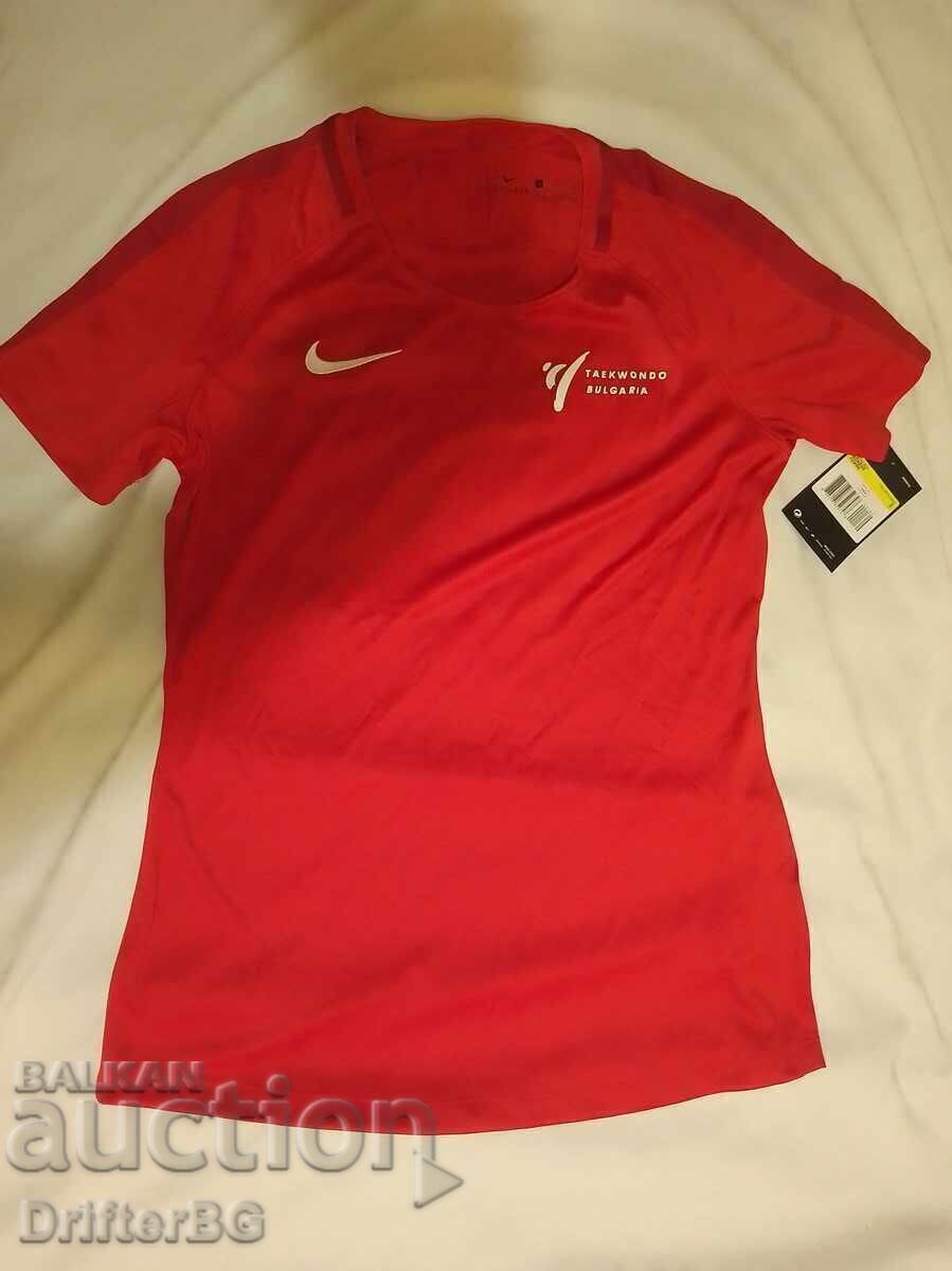 Delivery of Nike, new women's t-shirt, size S