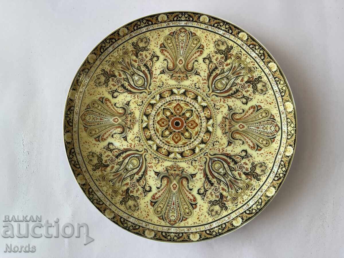 Красива порцеланова чиния с маркировка Красива порцеланова чиния с маркировка