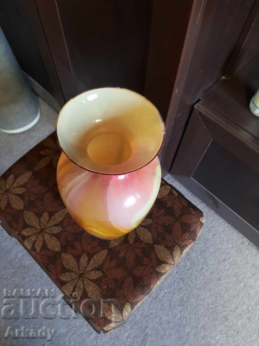 Vază veche din sticlă colorată cu preț € 30.00 | 58.68 BGN
