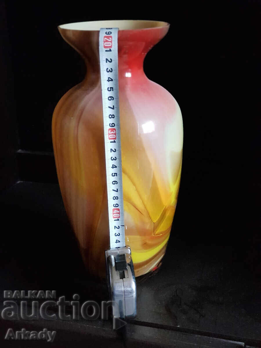 Licitație Vază veche din sticlă colorată Licitație Vază veche din sticlă colorată