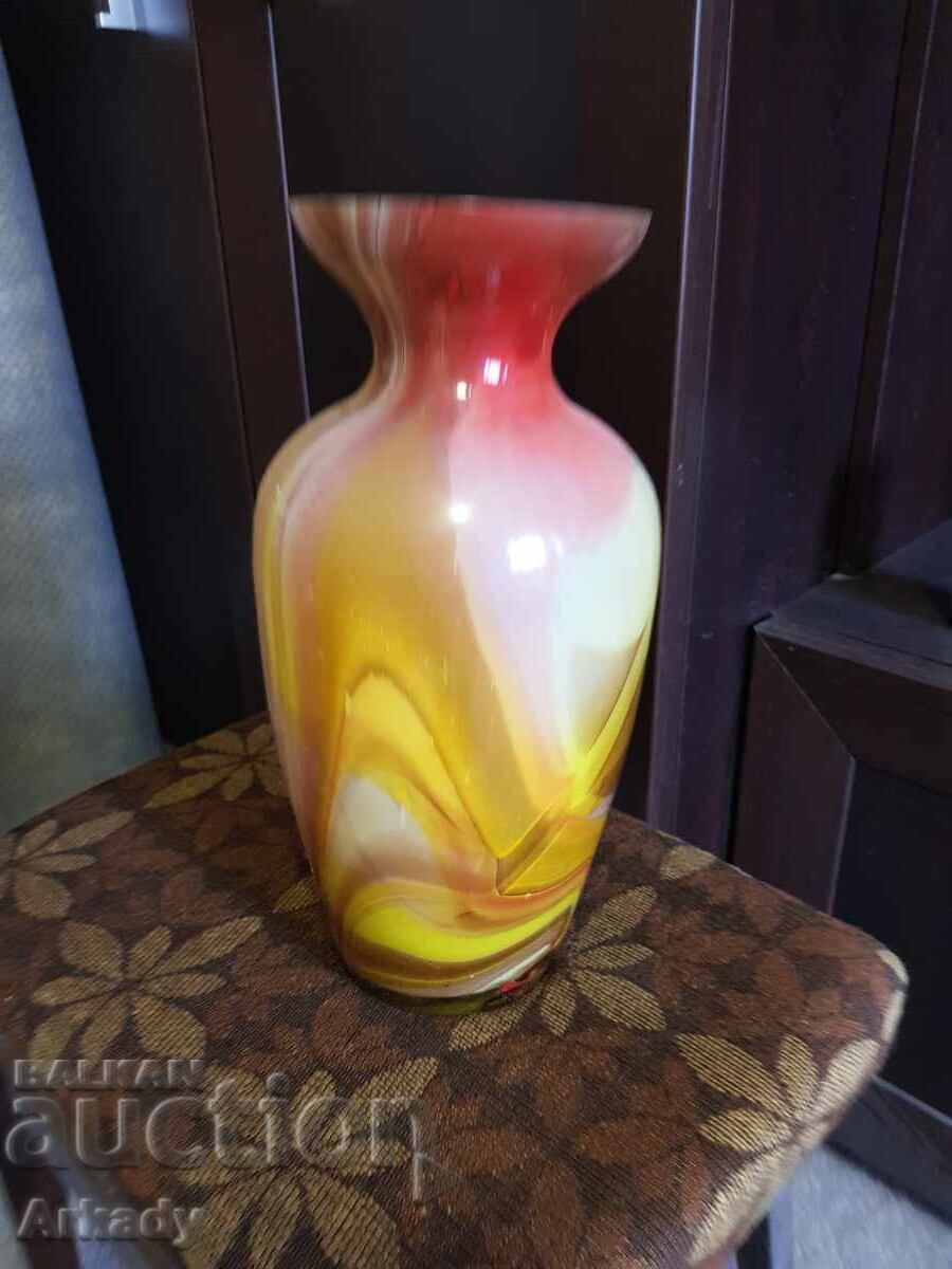 Vază veche din sticlă colorată