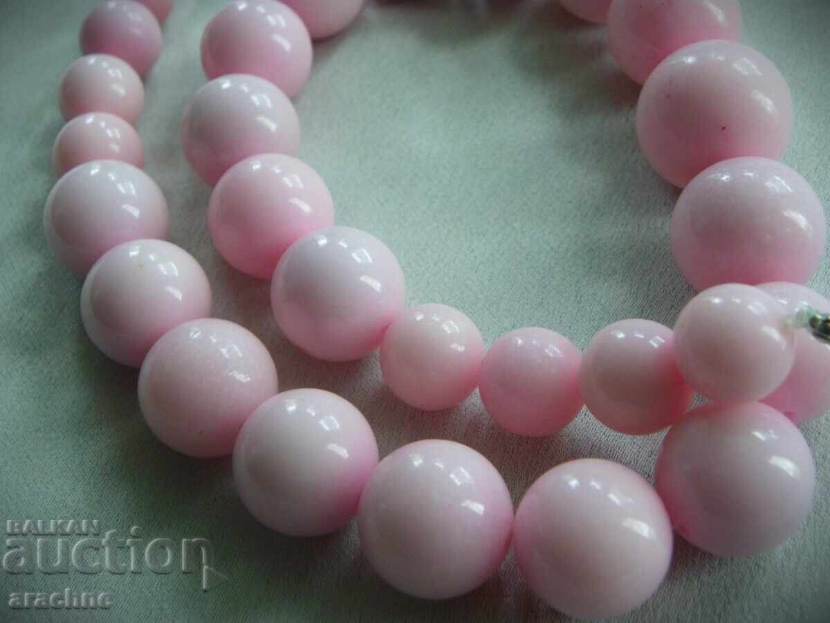 Едър гердан от рядък розов нефрит с цена € 99.00 | 193.63 лв.