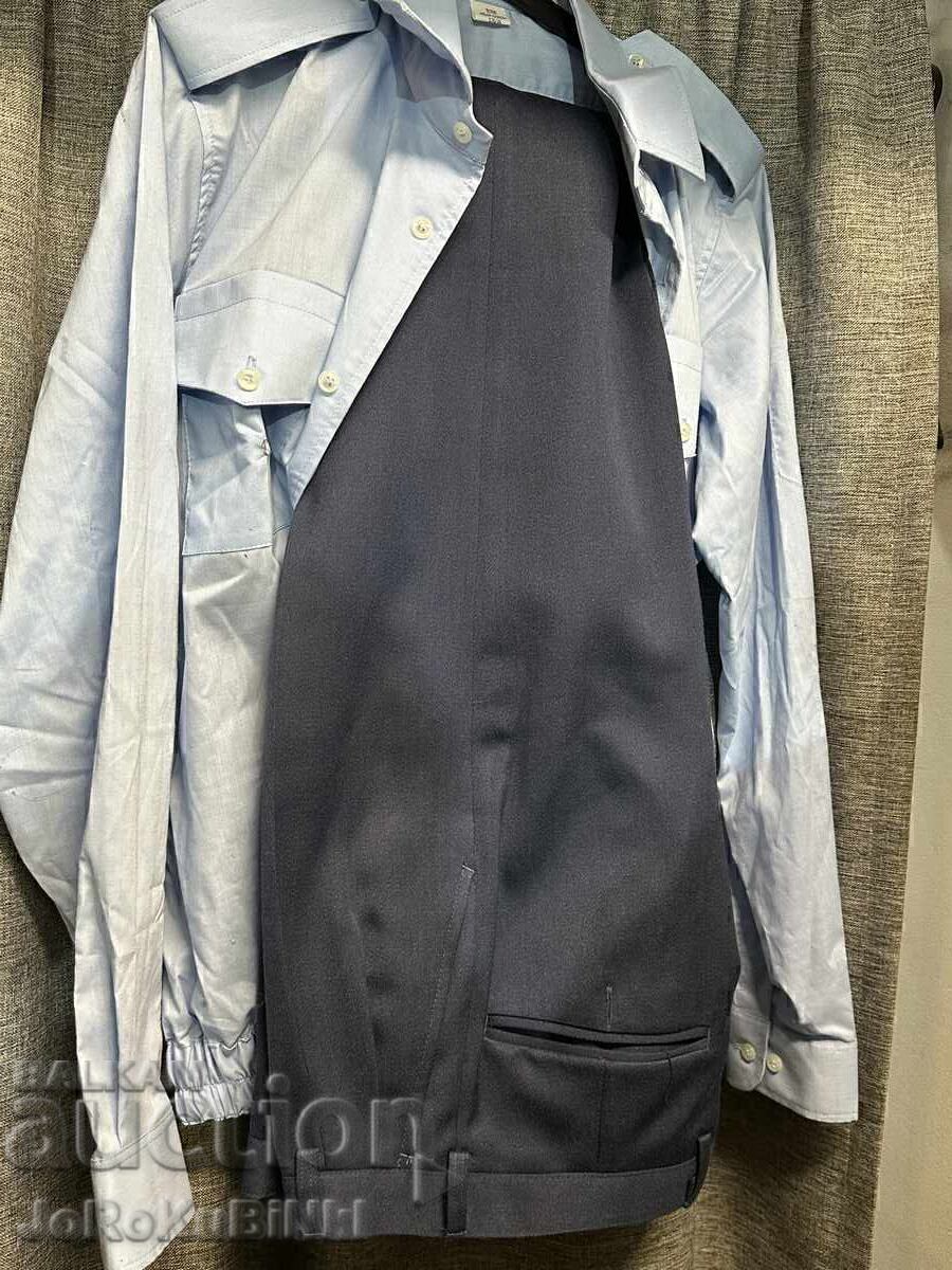 Uniformă de vară (cămașă și pantaloni) cu preț € 10.00 | 19.56 BGN