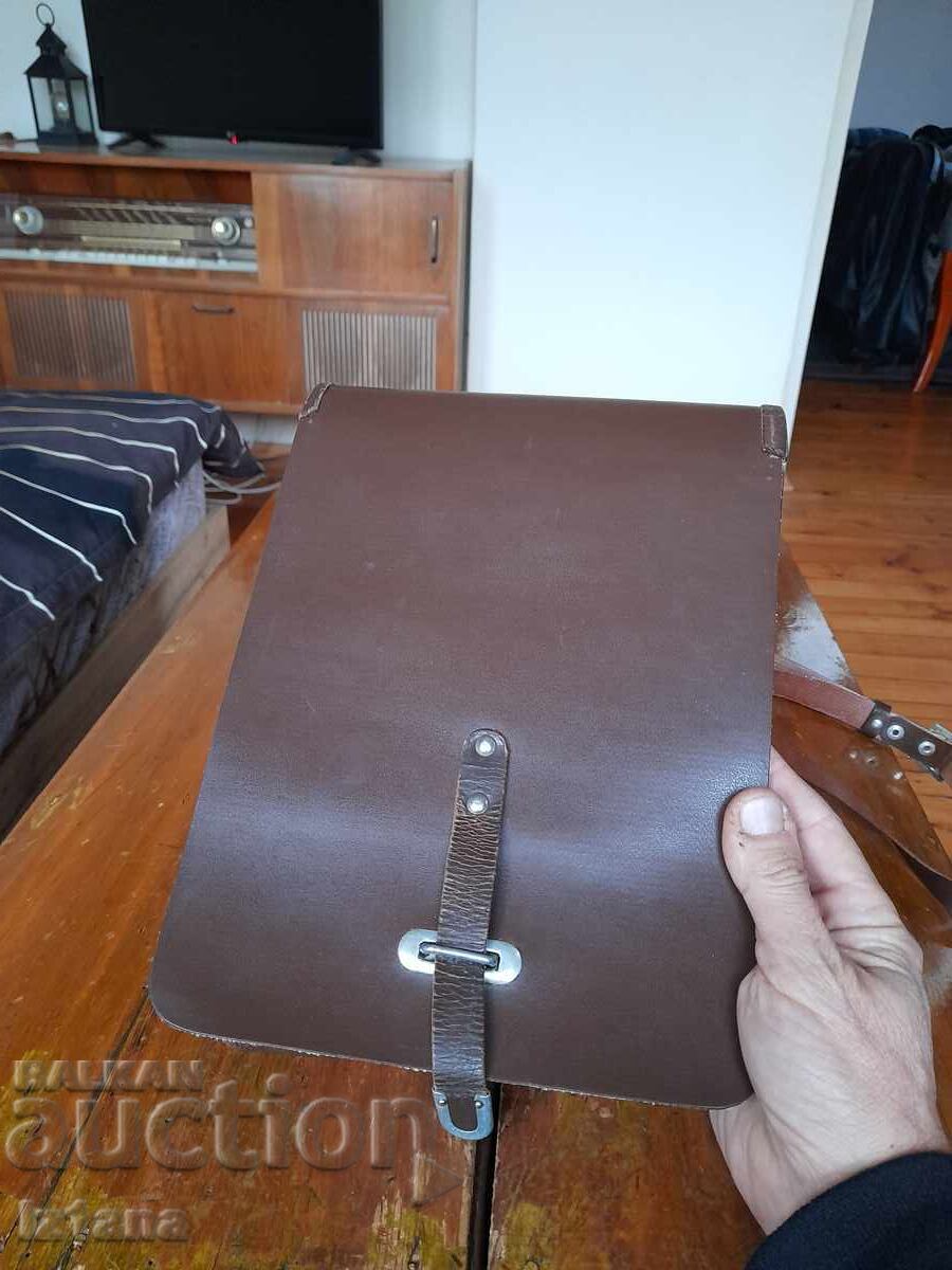 Стара командирска,офицерска чанта с цена € 60.00 | 117.35 лв. Стара командирска,офицерска чанта с цена € 60.00 | 117.35 лв.