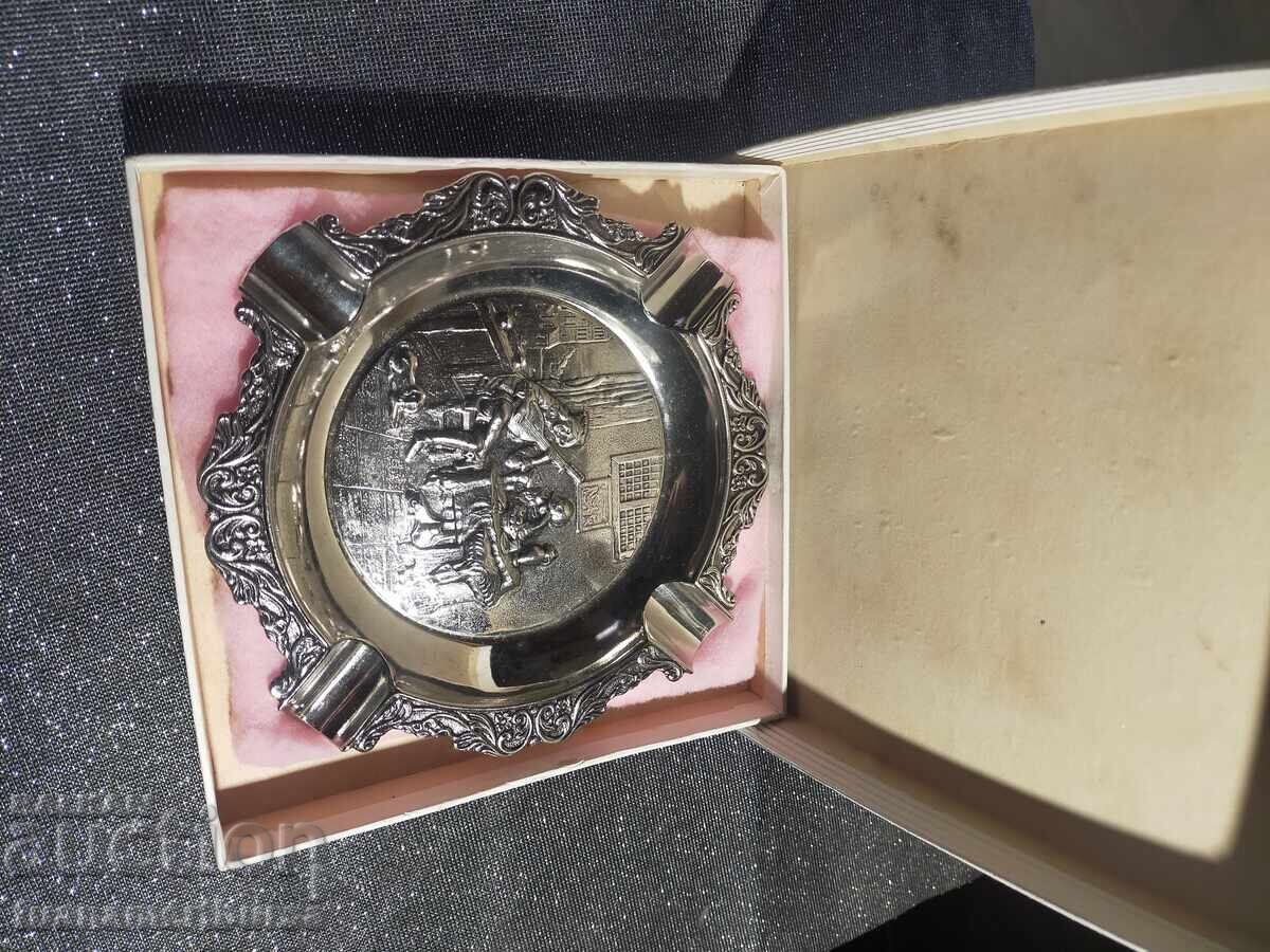 метален пепелник