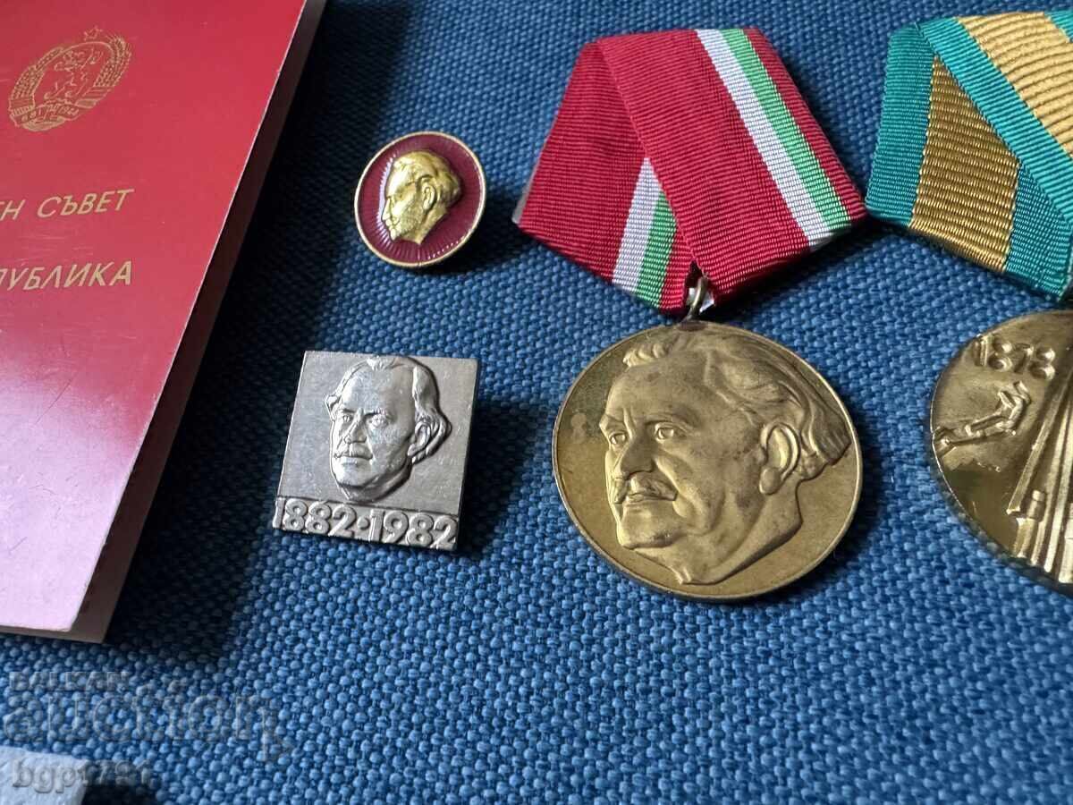 Auction Lot of 12 social badges and medals from 1 cent Auction Lot of 12 social badges and medals from 1 cent