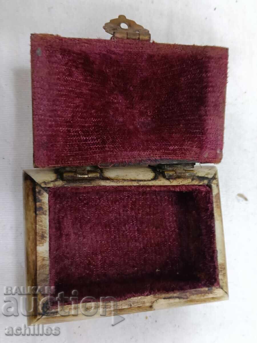 Cutie de bijuterii din os cu preț € 8.00 | 15.65 BGN Cutie de bijuterii din os cu preț € 8.00 | 15.65 BGN