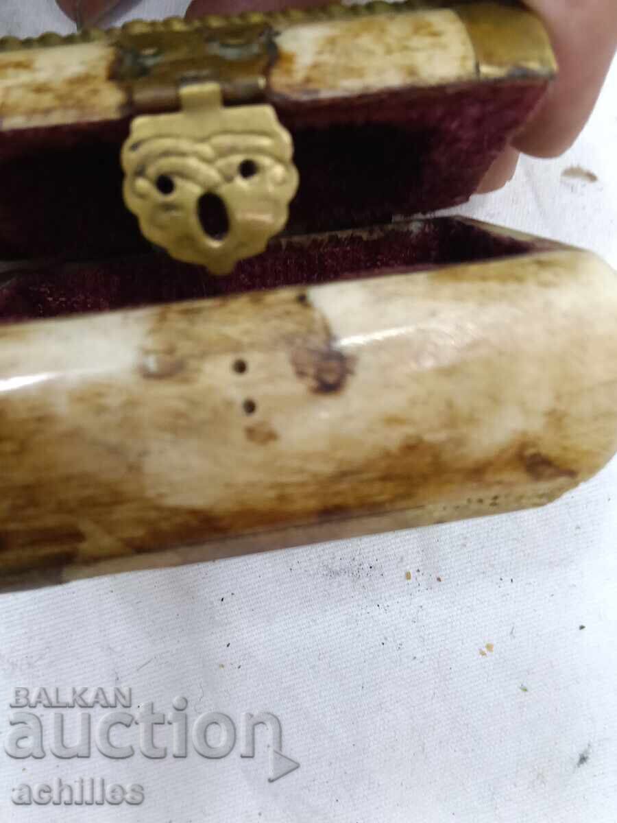 Auction  Bone jewelry box