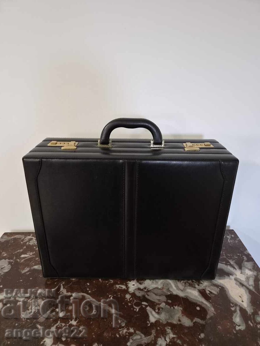 Diplomatic piele valiză!!! cu preț € 0.11 | 0.22 BGN Diplomatic piele valiză!!! cu preț € 0.11 | 0.22 BGN