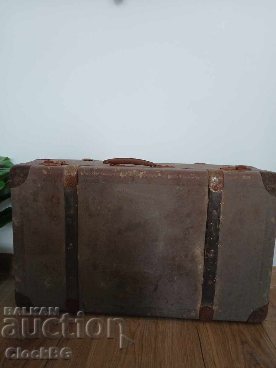 Antique suitcase с цена € 29.00 | 56.72 лв.