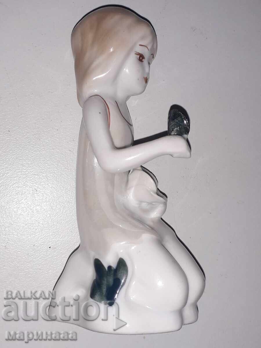 Auction  PORCELAIN FIGURE. ROMANIA