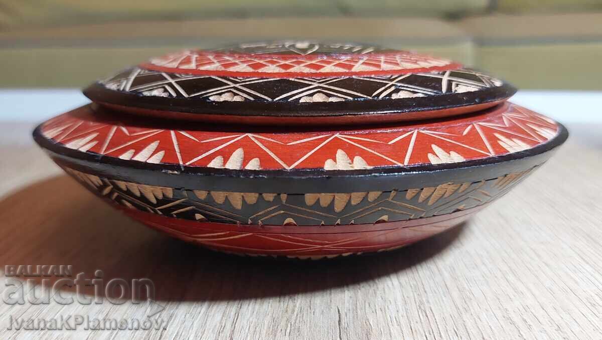 Licitație Cutie din lemn pentru cunoscători