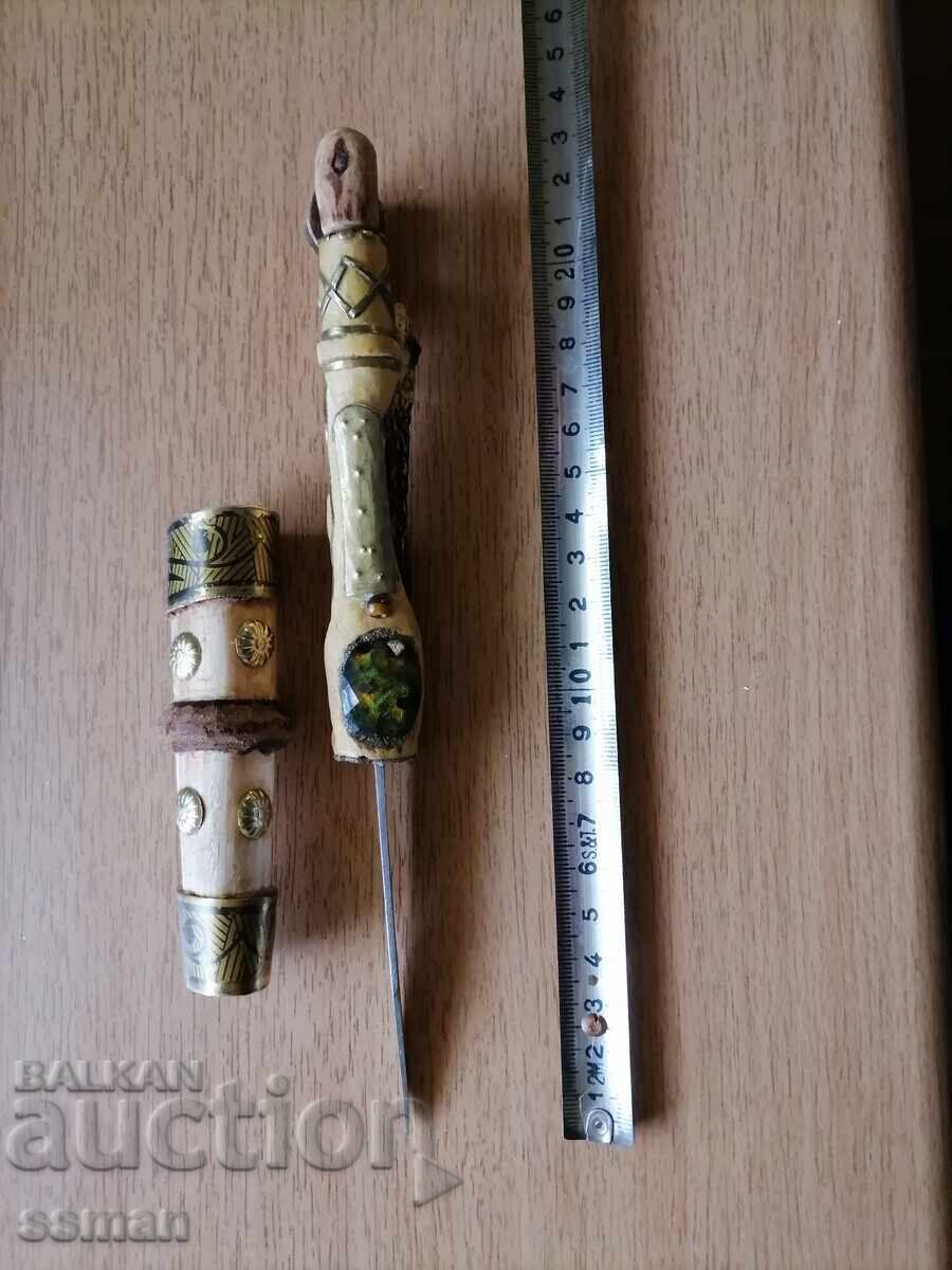 Παράδοση παλιό μαχαίρι με σκαλιστή λαβή από ξύλο πυξαριού, μπρούντζο και πέτρες-φίδι