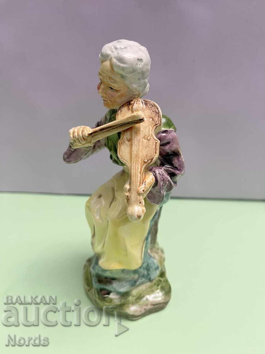 Figurină vintage din porțelan cu preț € 0.01 | 0.02 BGN