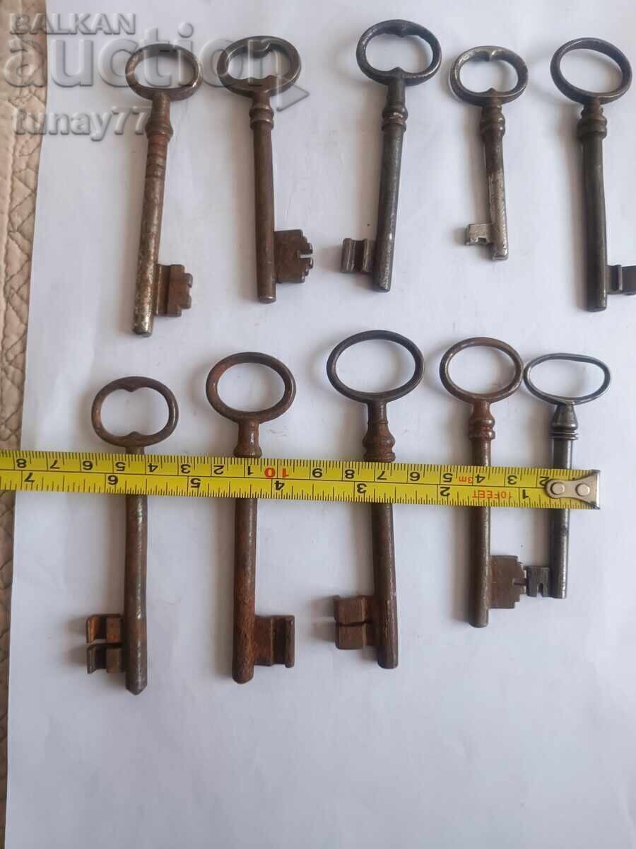 Auction  Antique Hand-Forged Golems Skeleton Key 10 pcs Chest