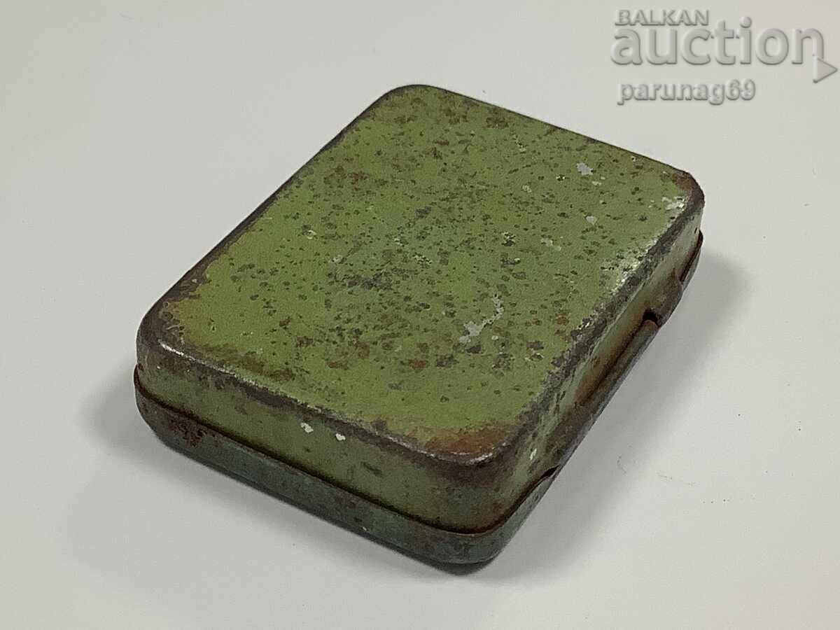 Παράδοση Βελόνες πικάπ σε παλιό μεταλλικό κουτί