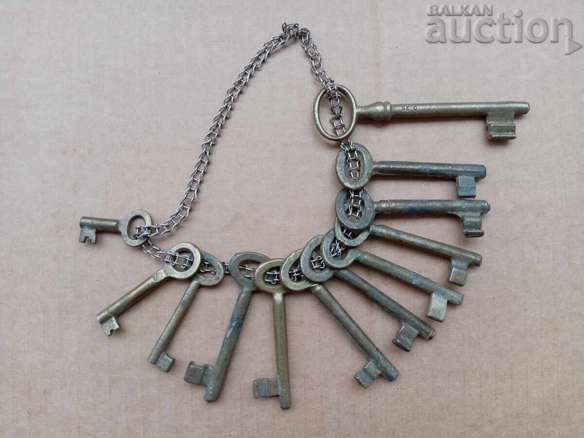 Set vechi de chei, lacăt, zăvor, lot de cheițe, chei cu preț € 21.00 | 41.07 BGN