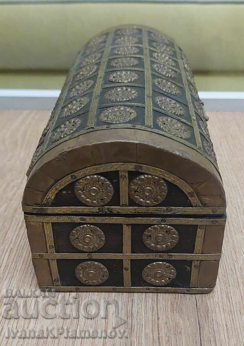 Кутия дървена обков месинг за ценители с цена € 28.00 | 54.76 лв.