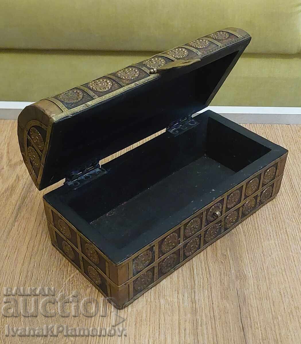 Доставка на Кутия дървена обков месинг за ценители