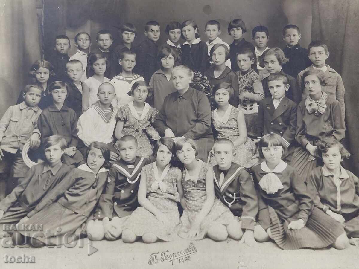 Veche fotografie, elevi cu profesoară, oraș Ruse cu preț € 0.01 | 0.02 BGN