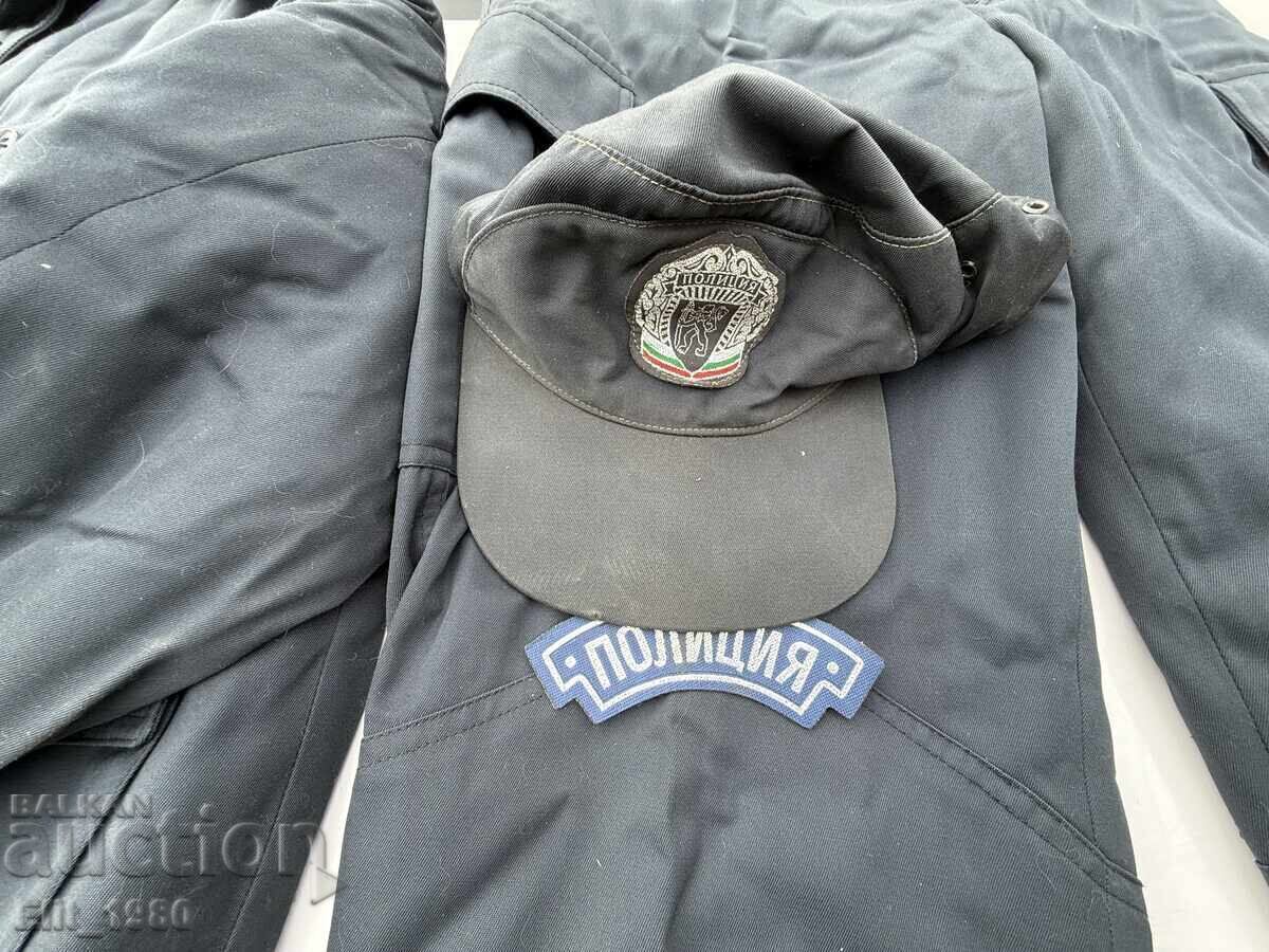 Uniformă poliție anii '90 cu preț € 55.00 | 107.57 BGN