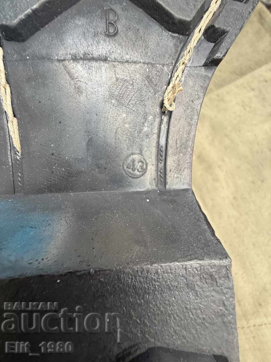 Delivery of Soldier's boots size 43